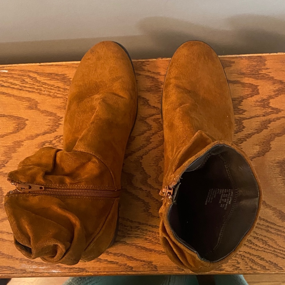 Suede boots 10 - ankle Like new Simply Styled Women's Tan Suede Boots horse
